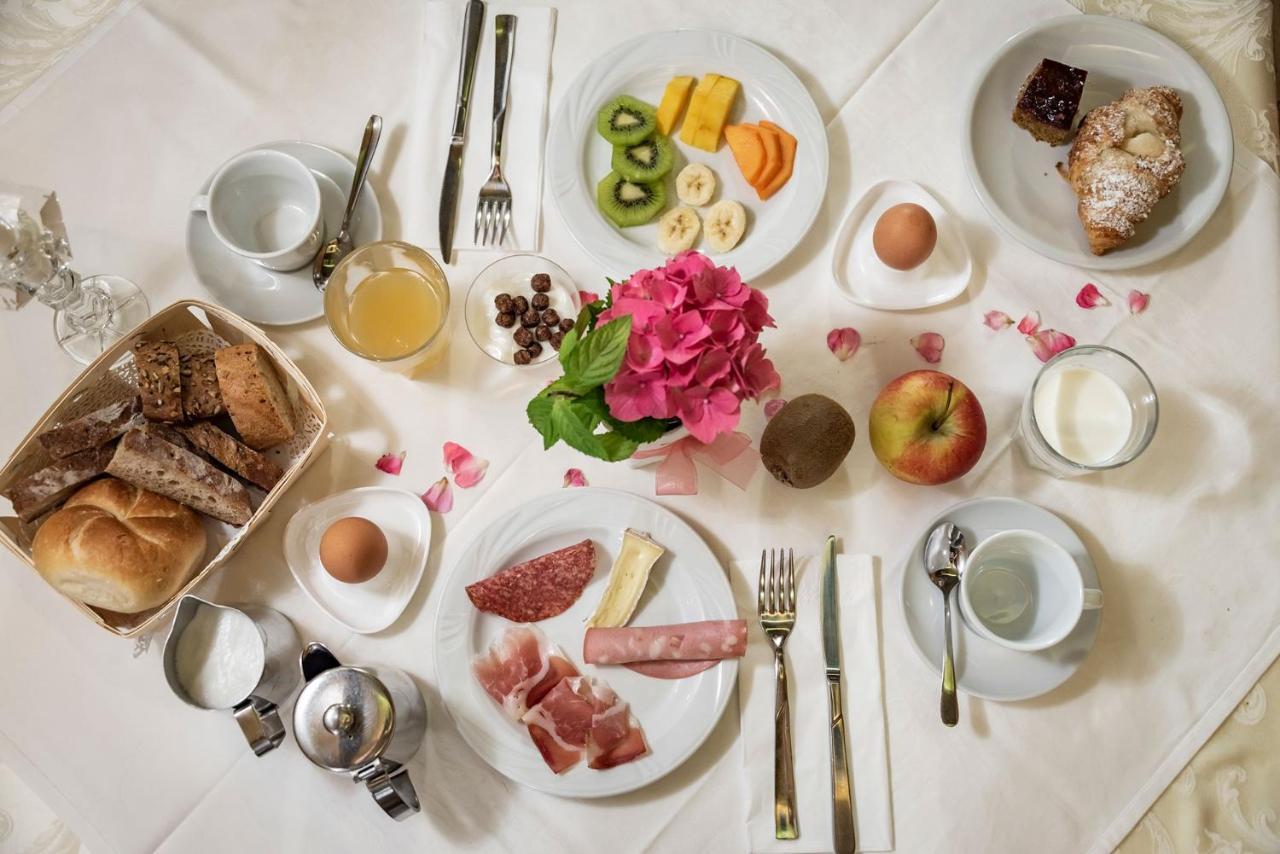 Hotel Weisse Lilie - B&B 里约·迪·普斯特里亚 外观 照片